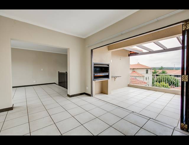2 BEDROOM PENTHOUSE FOR SALE IN SUNNINGHILL